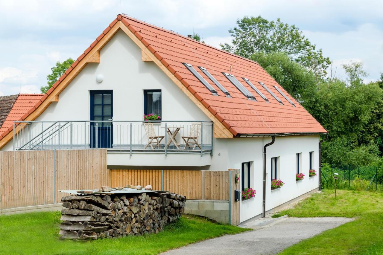 Apartmany Jedovary Trhove Sviny Exterior photo
